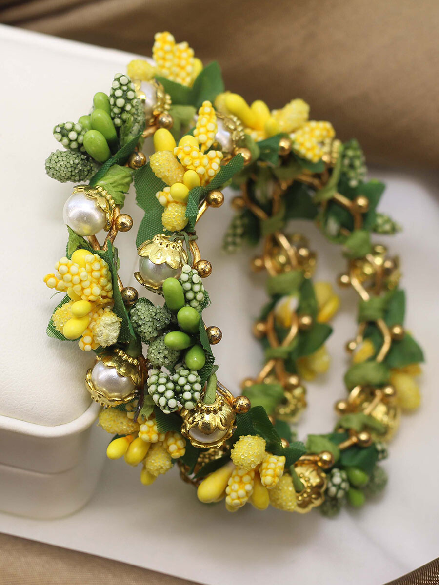 Eye-Catching Floral Buds Bangles - Green Yellow
