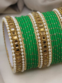 Women Parrot Green Stylish Dotted Design Set with Kundan Bangles